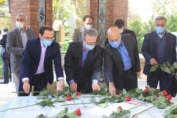 ادای احترام سرپرست و هیات رئیسه به شهدای گمنام دانشگاه